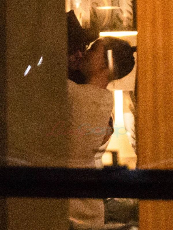 About the Johnny Depp’s kissing photos