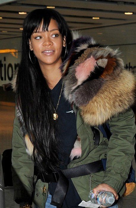 Rihanna returns to Drake