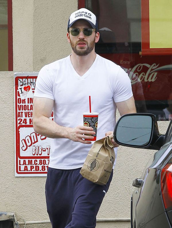 Chris Evans goes for a burger