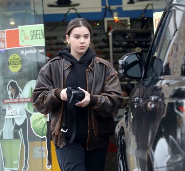 As Seen on Social Media: Reese’s cat eye, ScarJo’s cashmere, and a mystery belt