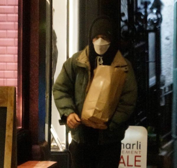 Harry Styles prepares a roast?