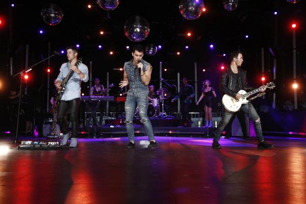 JoBros return to the VMAs