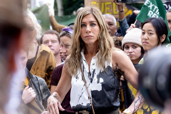 Jennifer Aniston gets splashed