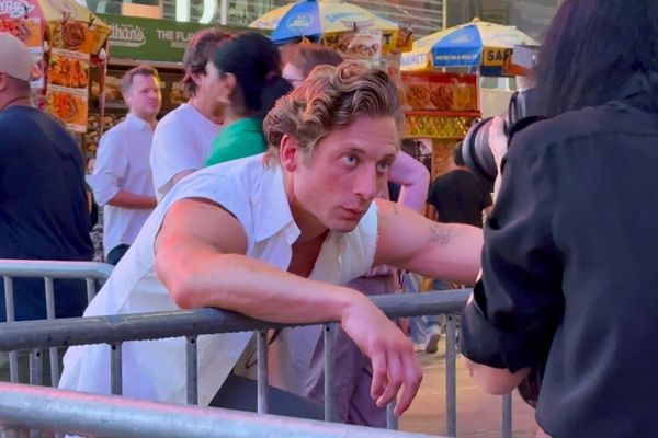 Jeremy Allen White poses hard