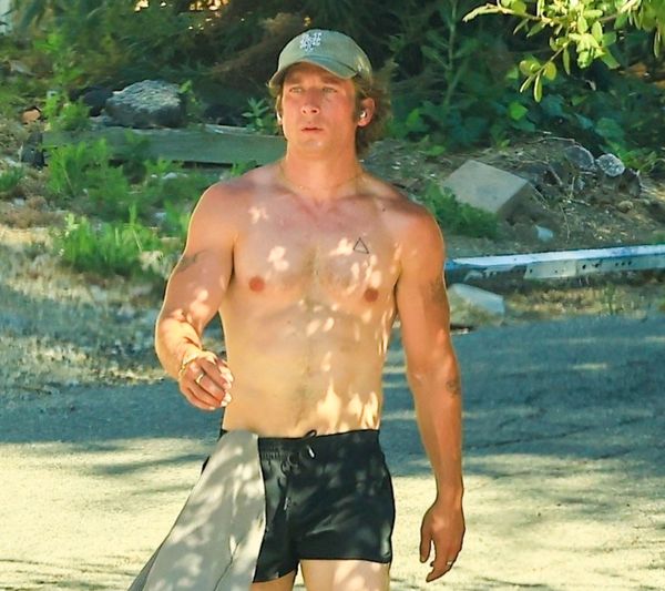Jeremy Allen White with his shirt off