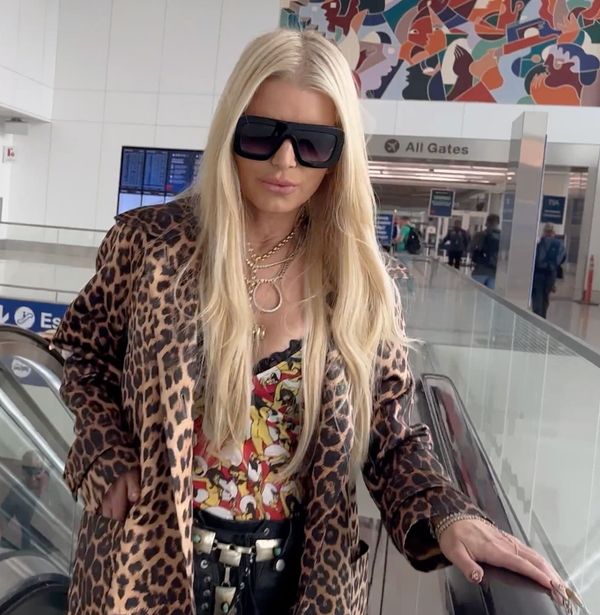 Jessica Simpson: social and ring watch