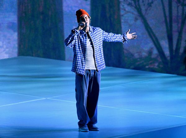 Justin Bieber opens the AMAs