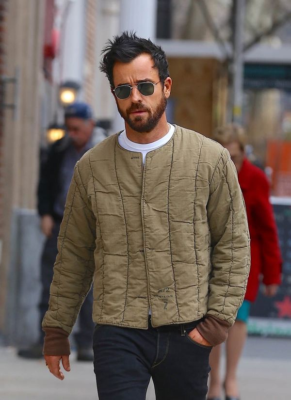 Justin Theroux hides his hand