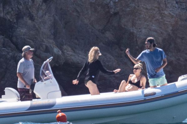 Kate Hudson’s Family Holiday