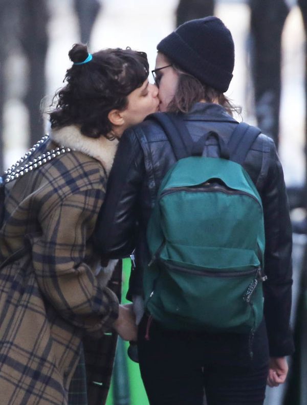 Photo Assumption: Kristen Stewart kissing edition