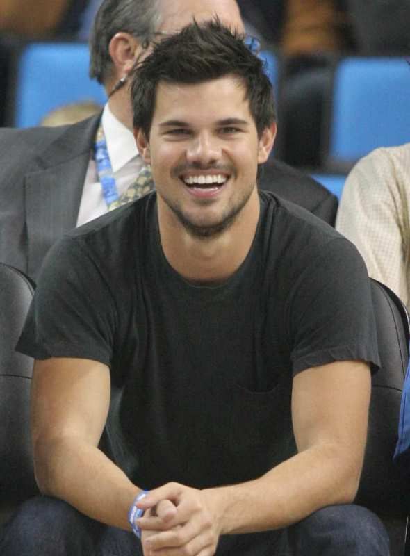 Taylor Lautner pod-personed Andy Samberg