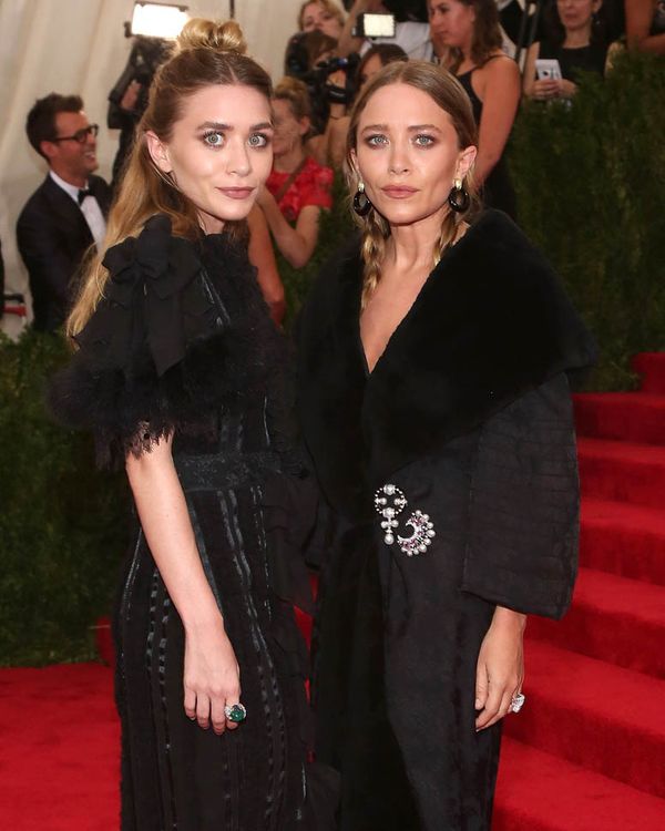 Mary-Kate & Ashley Olsen: So dark at the MET, lah