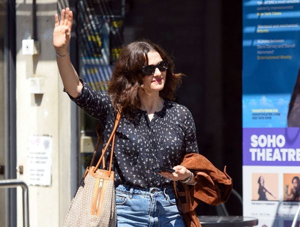 Rachel Weisz gets into a cab