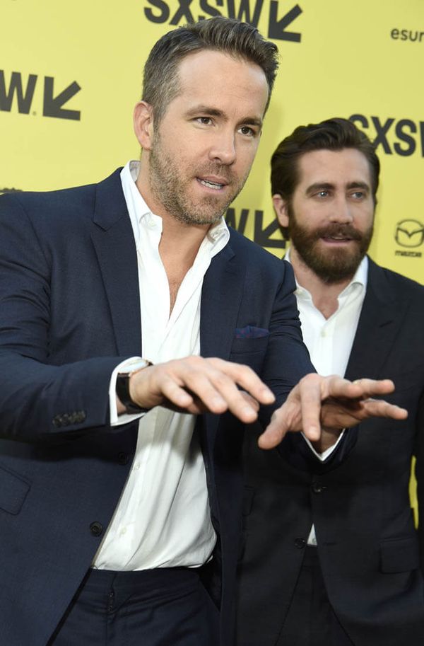 Jake Gyllenhaal and Ryan Reynolds in 'Life'