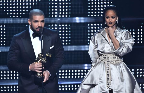 Rihanna’s VMAs Side-Kiss & Four Performances