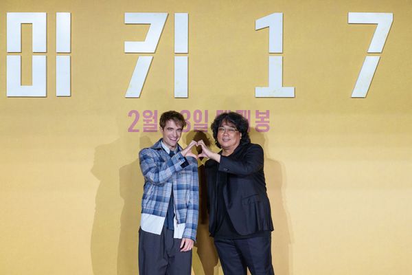 Robert Pattinson does aegyo