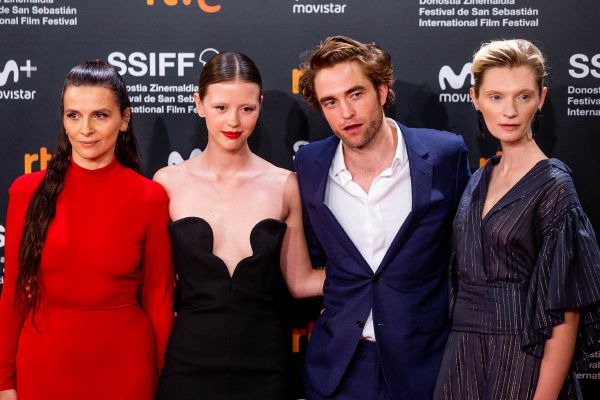 Robert and Mia side by side