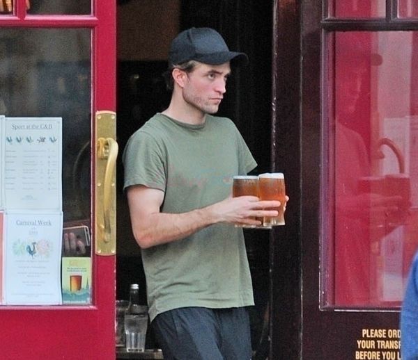 Robert Pattinson’s pub day