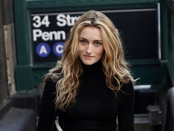 Carolyn Bessette: Kinky hair and the 90s cigarette pant