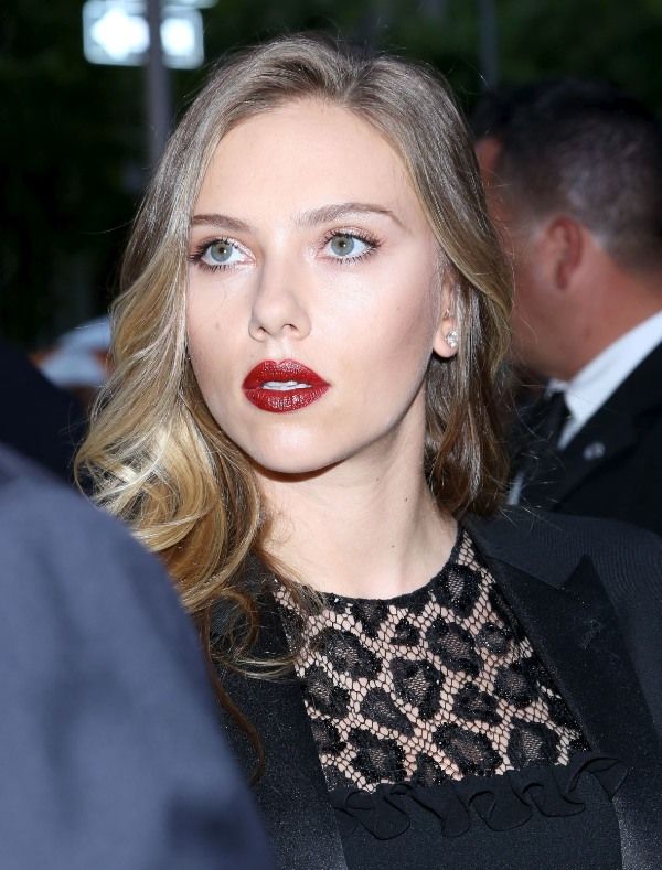 Scarjo looks hot but needs to sit DOWN