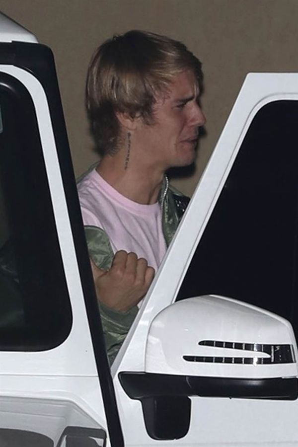 Selena un-privates and Justin blushes