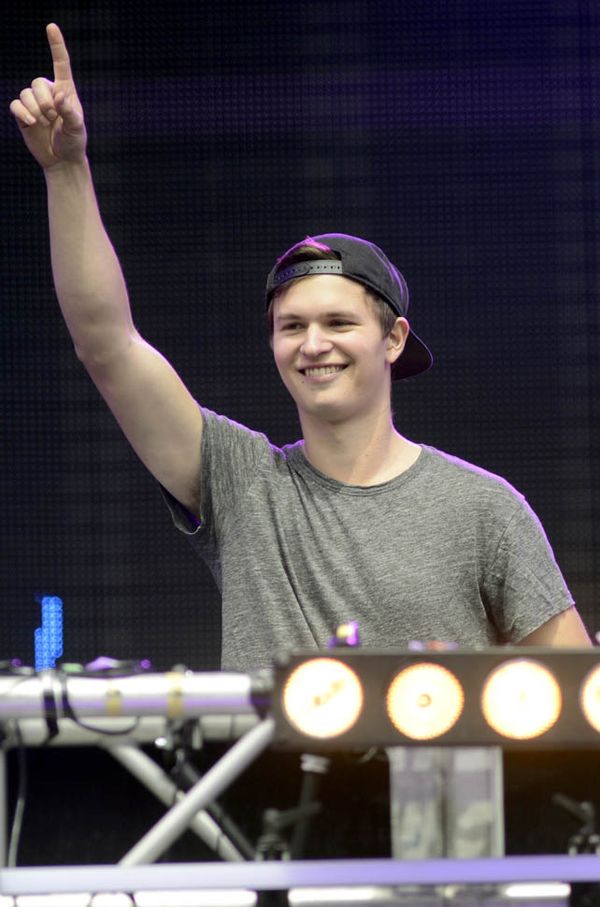 Smutty Social Media, Wednesday April 15, 2015