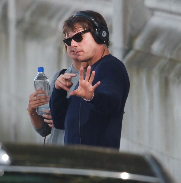 Tom Cruise: single man standing