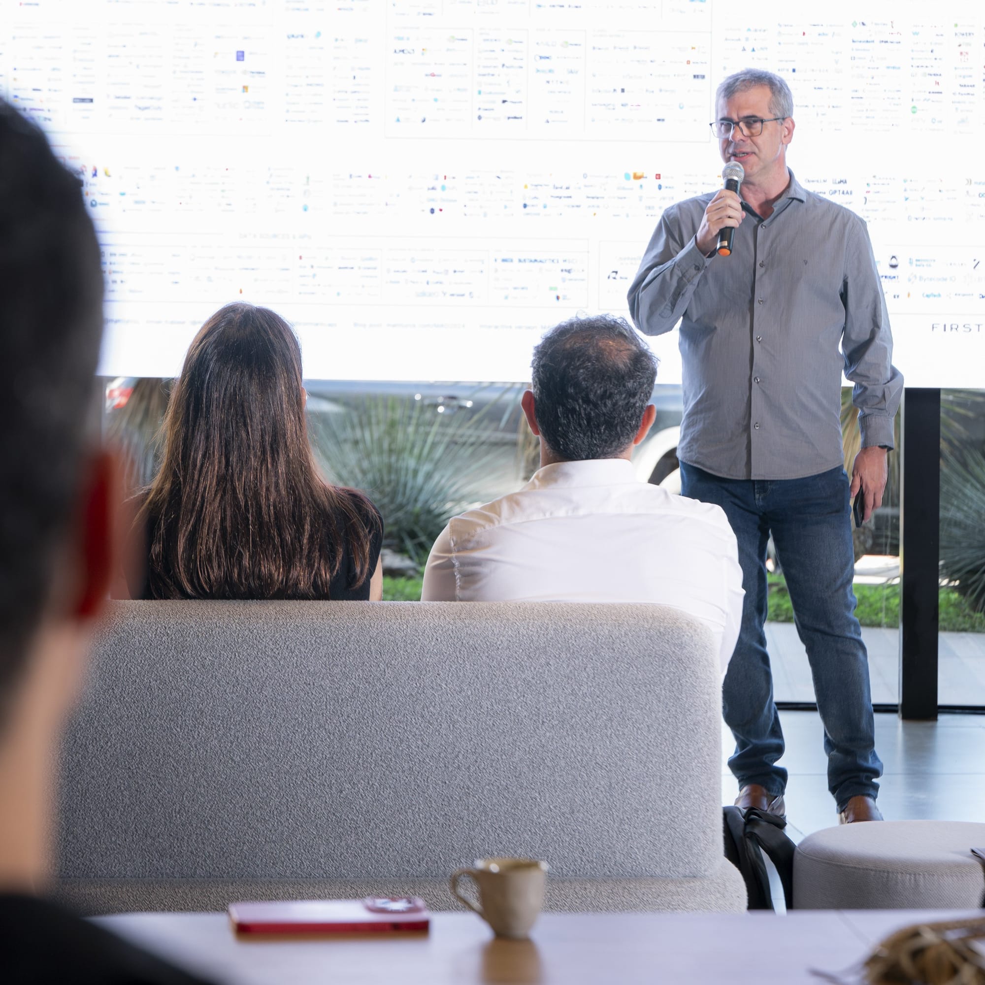 Sérgio Salles em palestra para arquitetos e designers de interior