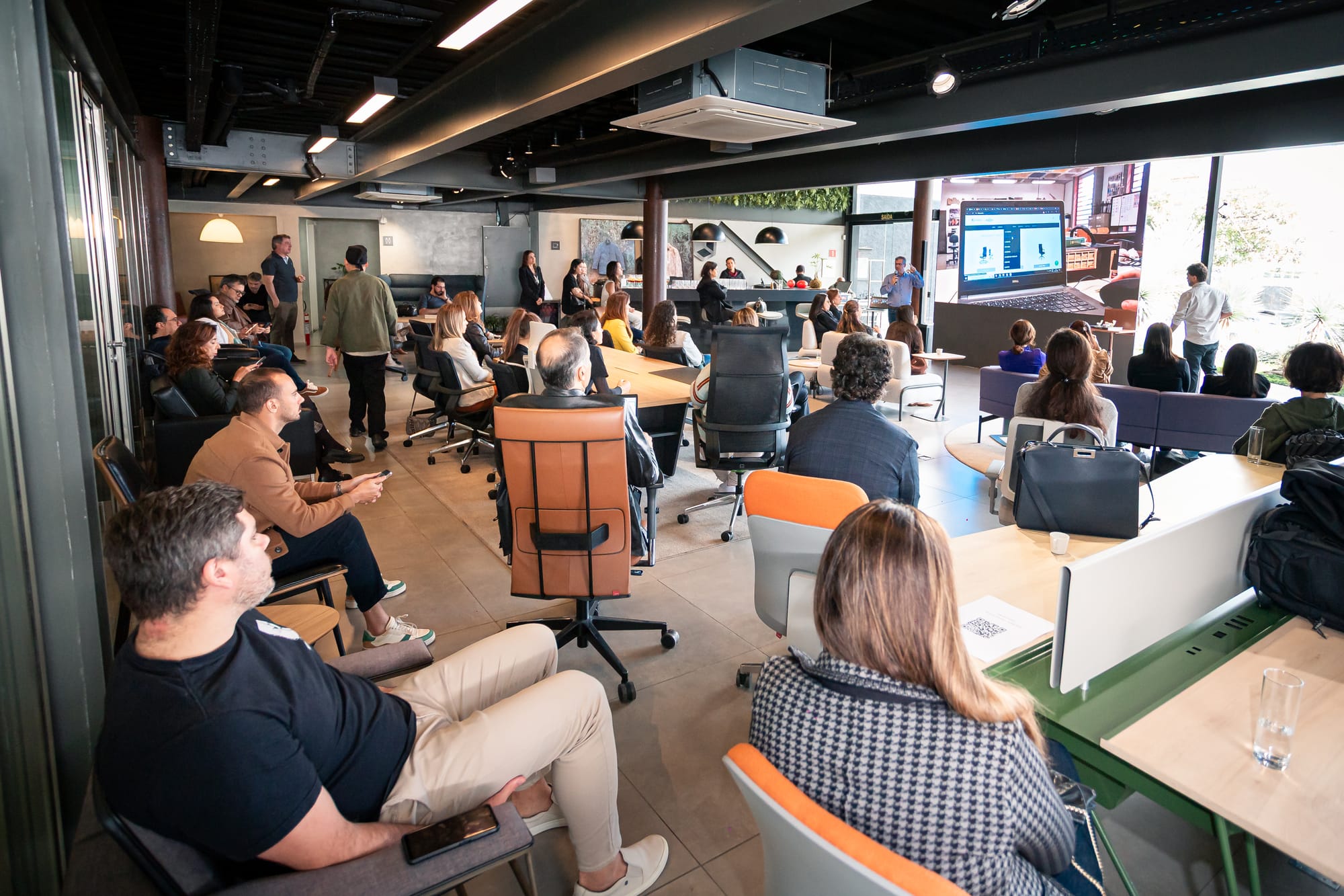 Palestra realizada pelo Grupo Foco - Público assiste Sérgio Salles apresentando