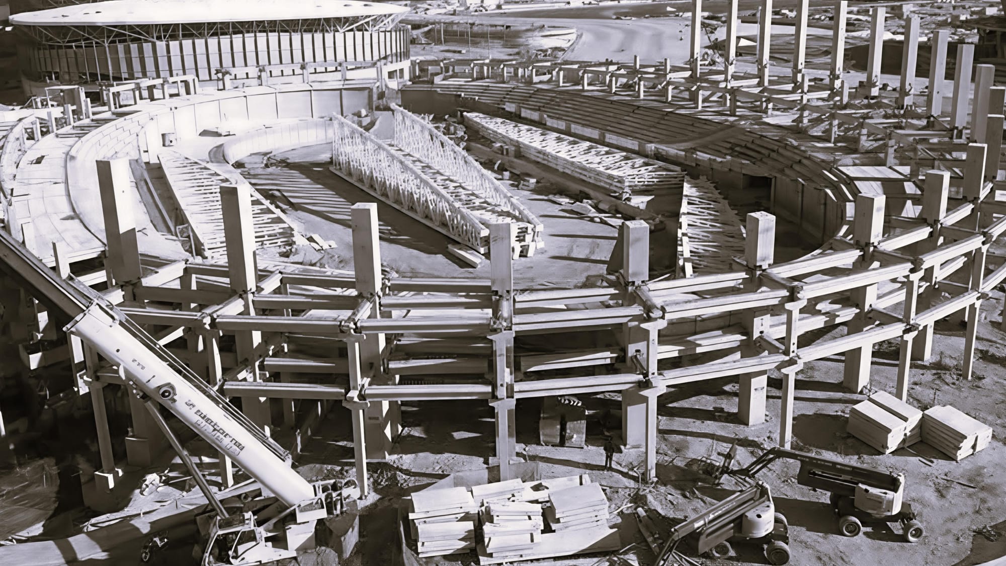 Estrutura em concreto pré-moldado em fase de montagem, vista aérea da obra.