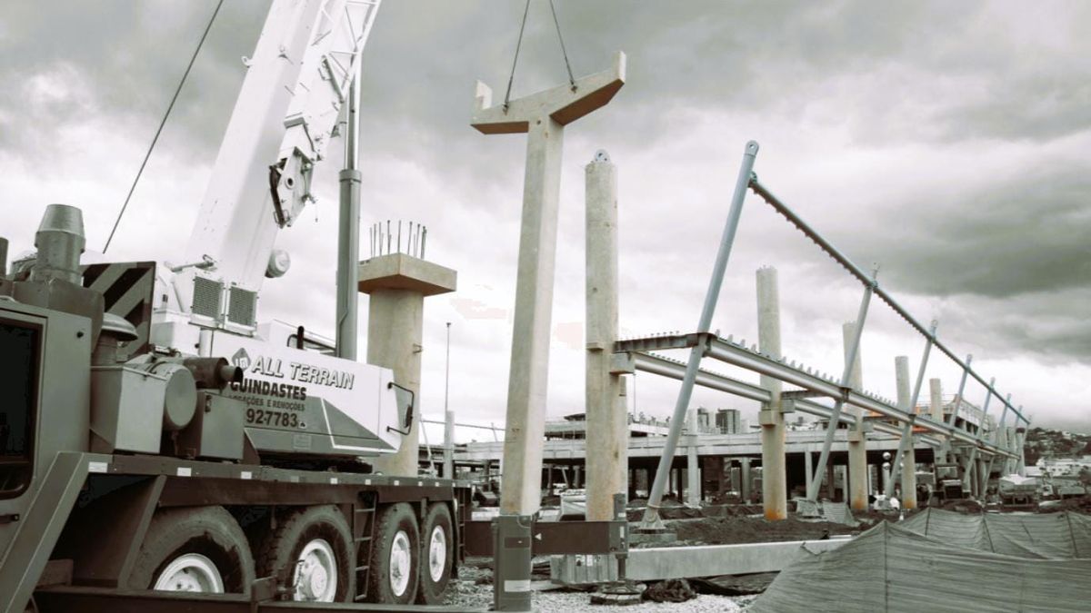 Montagem de estrutura pré-moldada em concreto e estrutura metálica na obra Estação BRT/Move São Gabriel