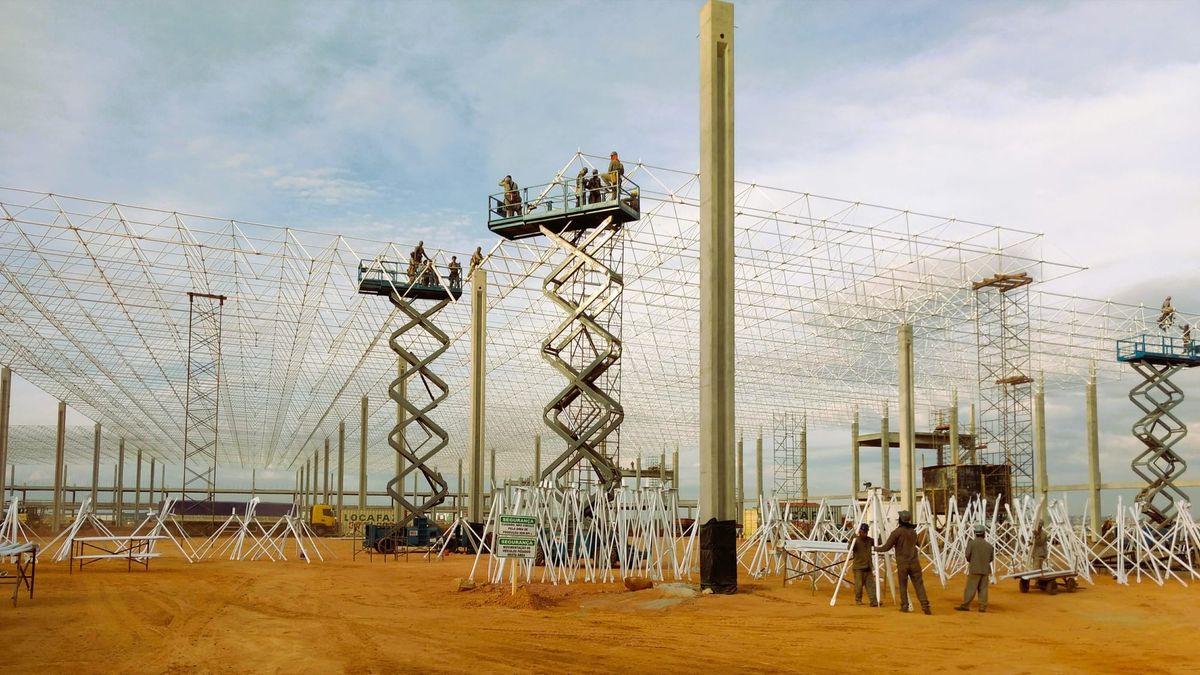 Obra industrial em fase de montagem de estrutura metálica, com pilares pré-moldados, plataformas elevatórias e equipes trabalhando em altura. | Foto: Sérgio Salles