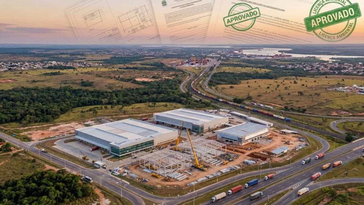 Vista aérea de um complexo logístico em construção no Brasil, com rodovias e porto ao fundo, sobreposto por documentos e carimbos de licença ambiental.