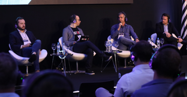 Sérgio Salles, Vitor Sousa do Distrito, Mauricio Nichterwitz da Deloitte e Eduardo Cavalcanti do Bisnis Hub participam de um painel no Congresso da Concrete Show 2024.