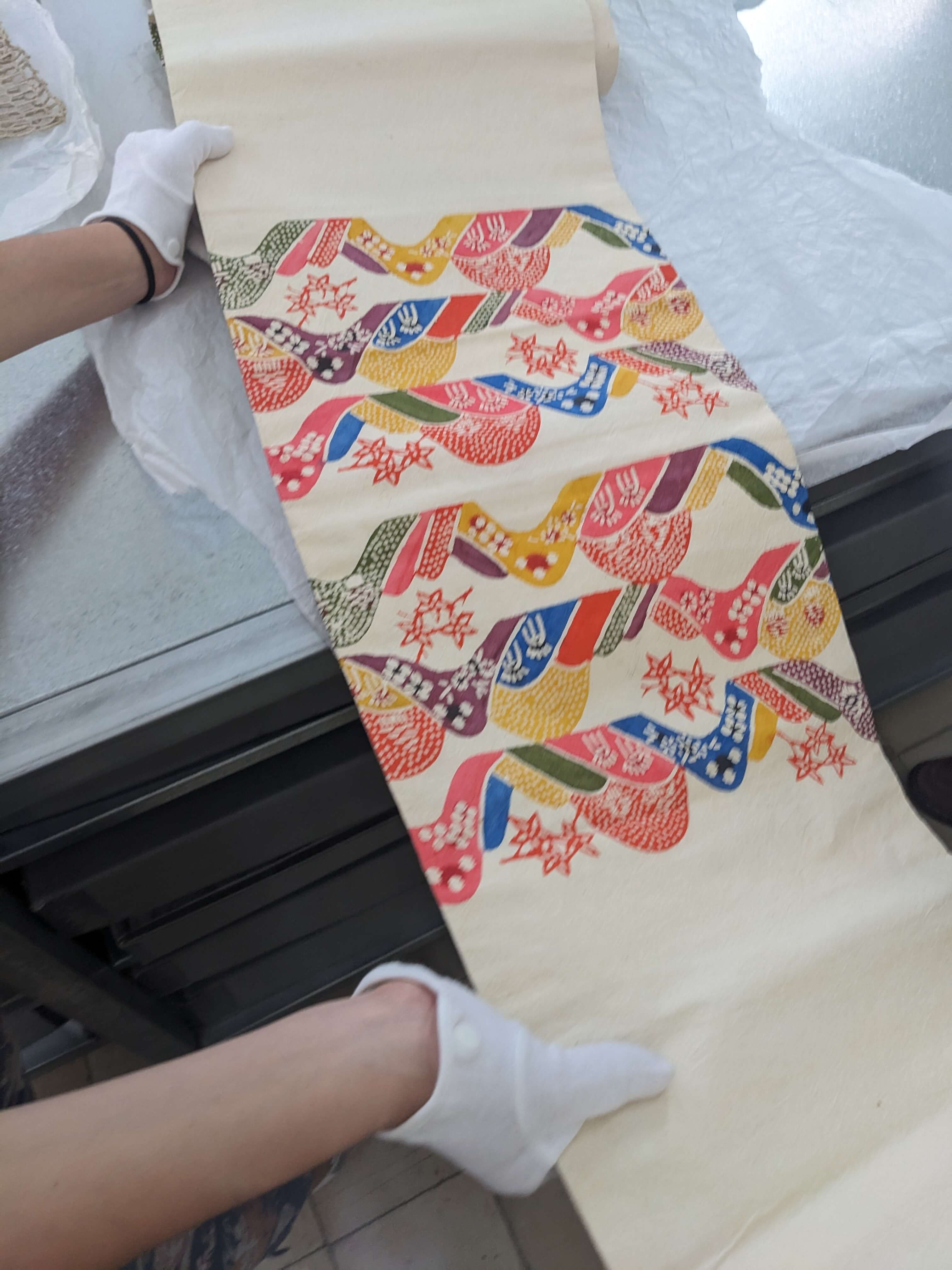 Handling paper garments at ATOPOS cvc