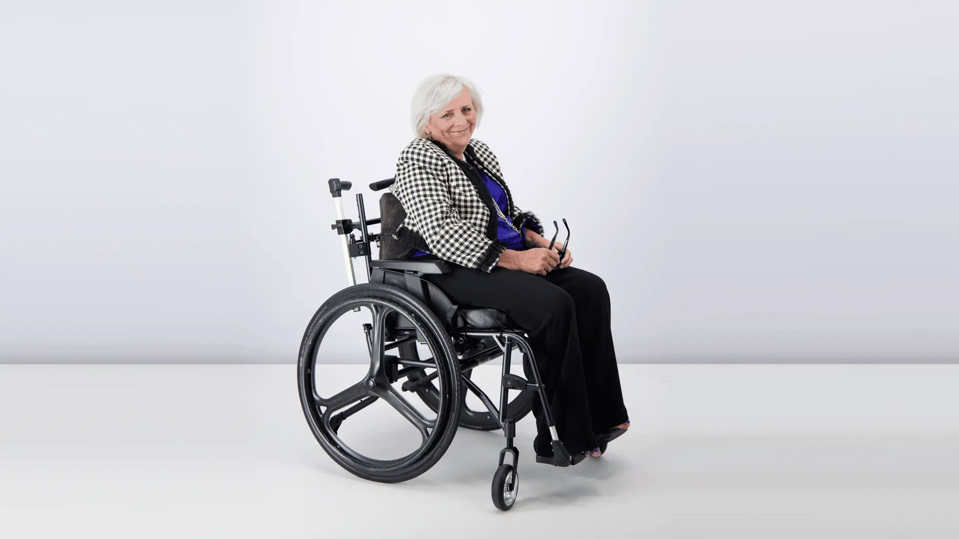 Photo of Fiona Jarvis, CEO Blue Badge Style Ltd. modelling the The Short Collarless Jacket