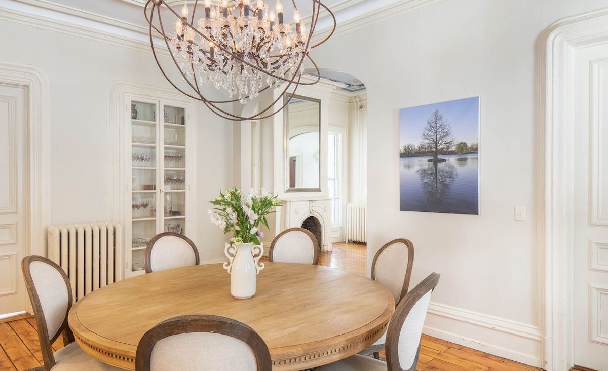 Eat-in kitchen Eat-in kitchen