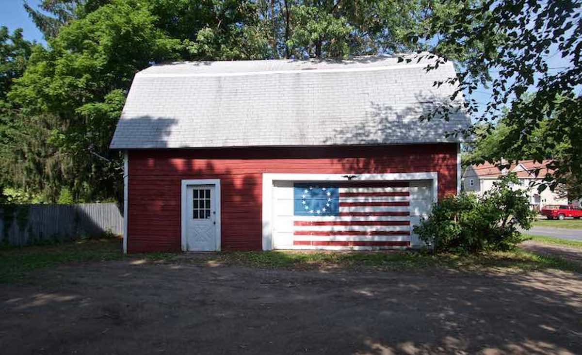 Storage barn with one-bedroom apartment above