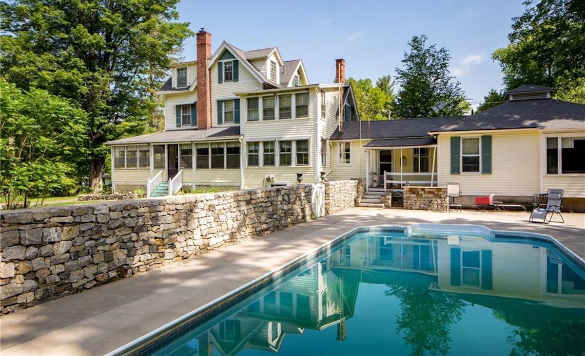 Back yard with pool Back yard with pool