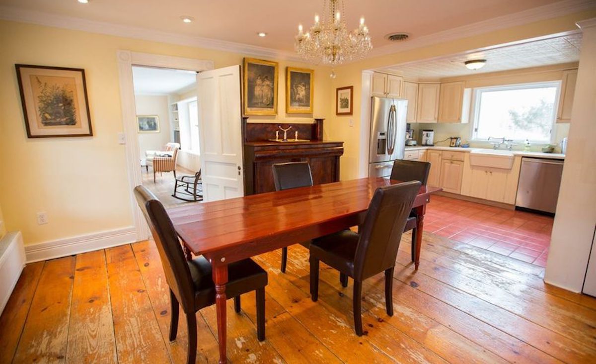 Eat-in kitchen Eat-in kitchen
