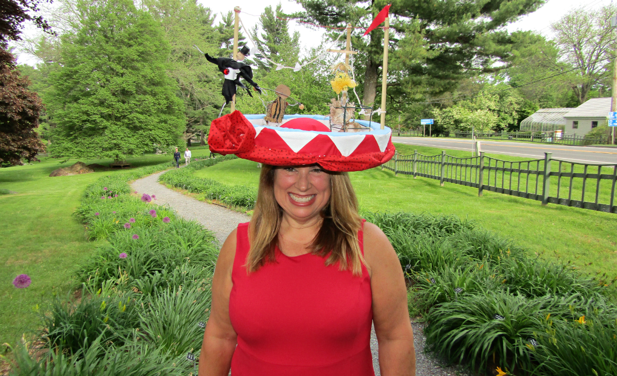 Anita Ytuarte knows how to dress for a garden party. Anita Ytuarte knows how to dress for a garden party.
