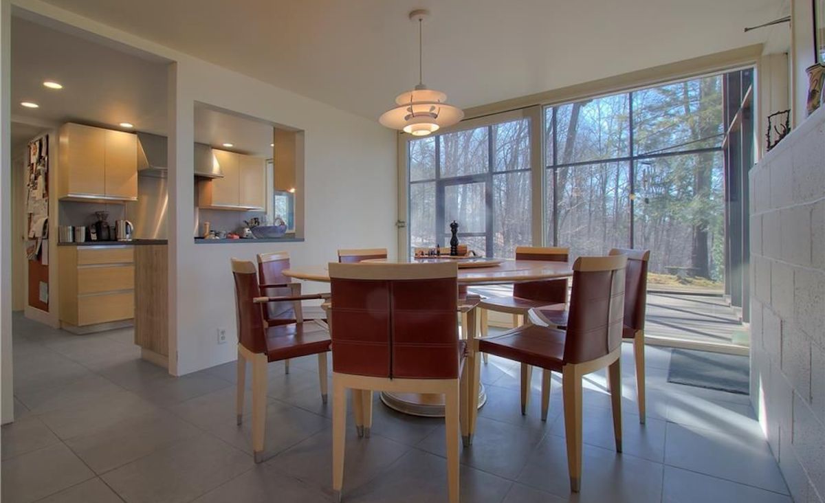 Eat-in kitchen Eat-in kitchen