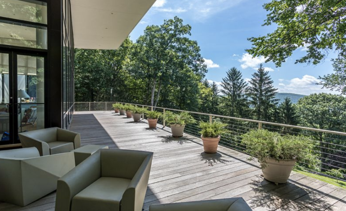 Wraparound deck&nbsp;