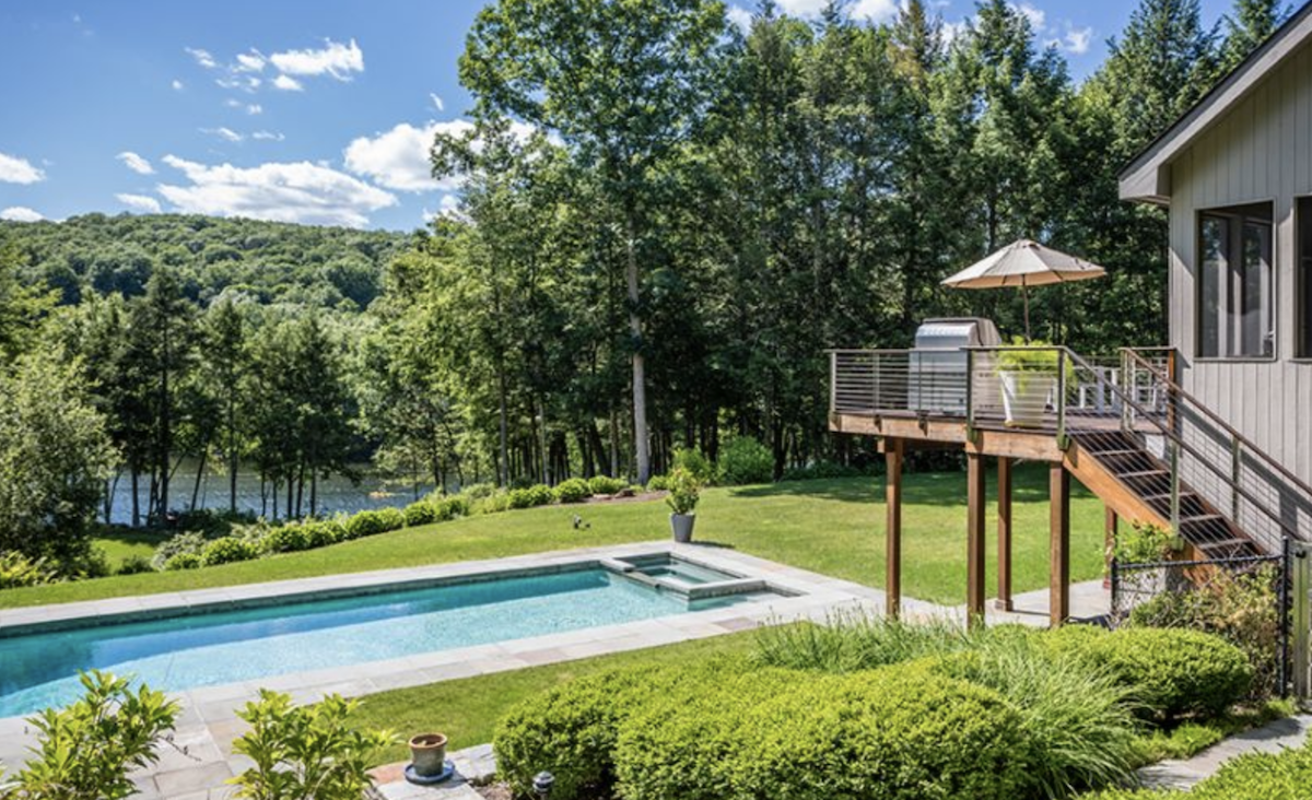 Pool/lake