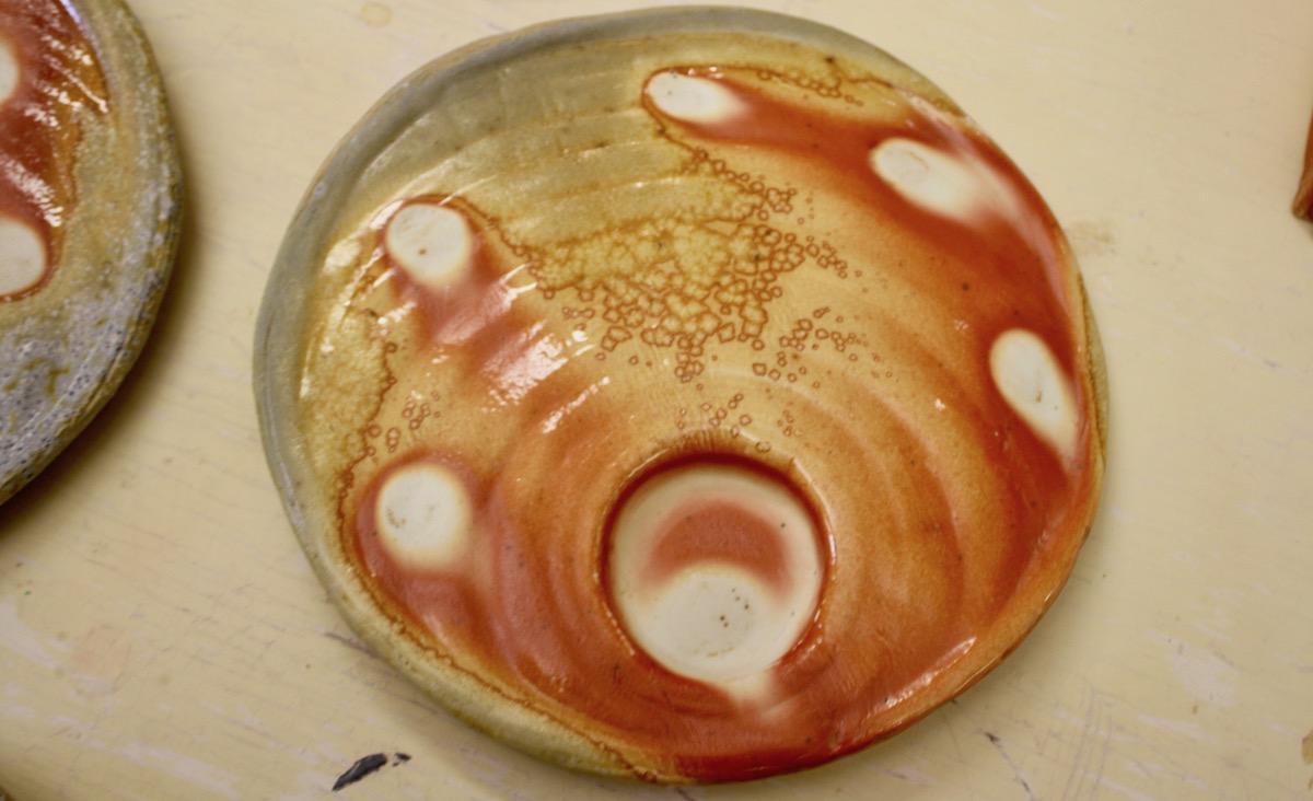 The markings on this tea plate were created by the blazing winds in the kiln. If it looks like thermal imaging, that's because it is, just using ancient technology.