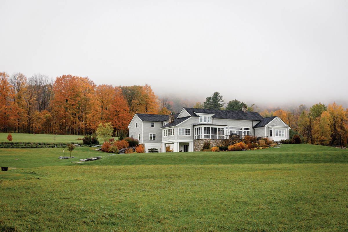 To properly capture the site’s phenomenal views, architect James Harwood built the house, in essence, backwards — with the rear and side facing the road and the front door remaining invisible from that vantage point. Photos by Lisa Vollmer Photography To properly capture the site’s phenomenal views, architect James Harwood built the house, in essence, backwards — with the rear and side facing the road and the front door remaining invisible from that vantage point. Photos by Lisa Vollmer Photography