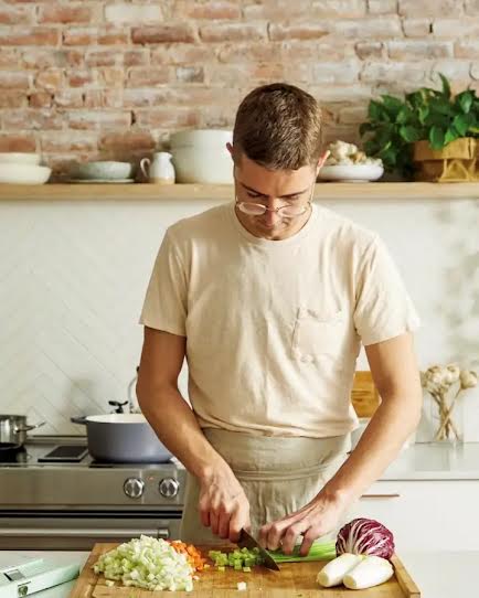 Lukas Volger crafts the perfect veggie burger. Lukas Volger crafts the perfect veggie burger.