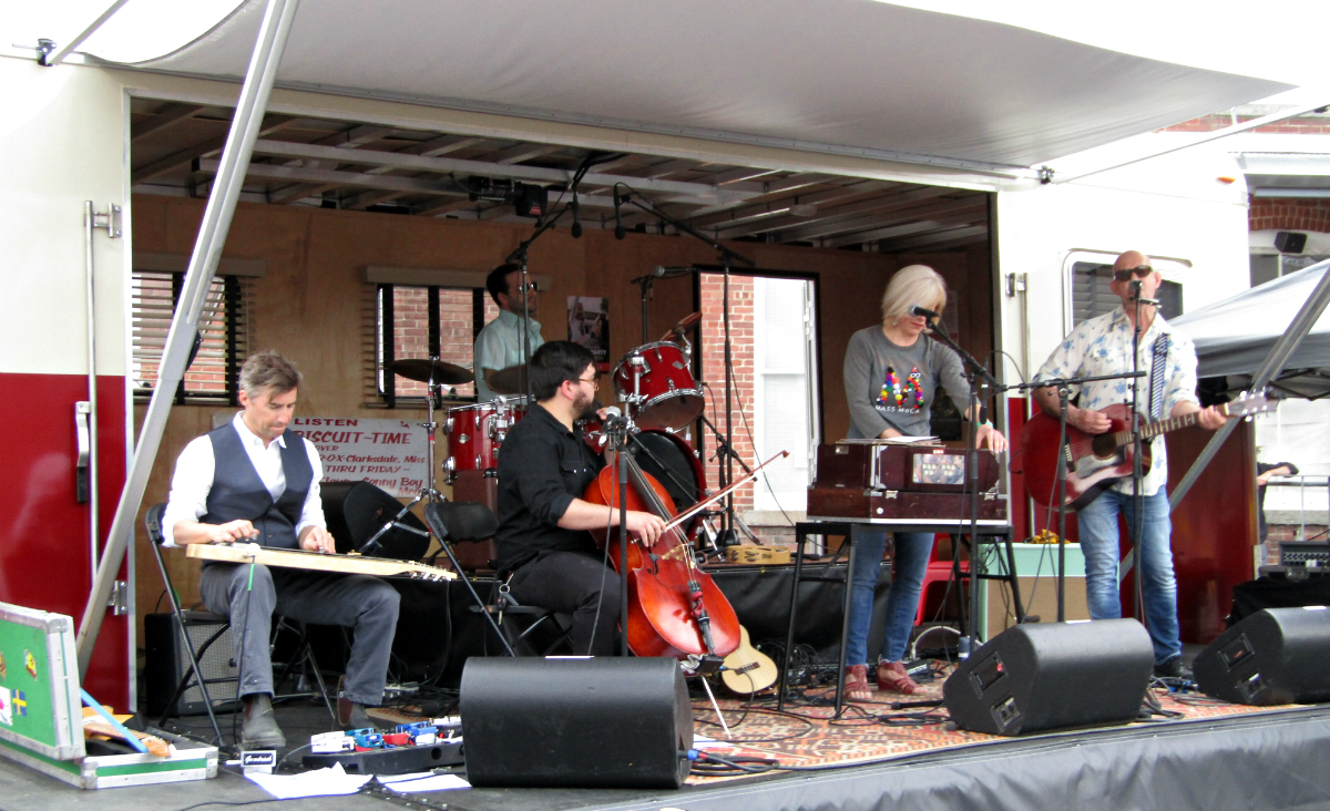 Double Diamond performs