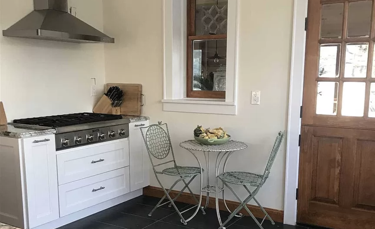Eat-in kitchen Eat-in kitchen