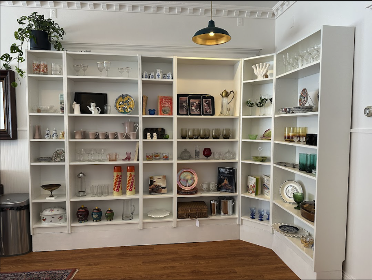 Shelves of cute vintage items. Shelves of cute vintage items.